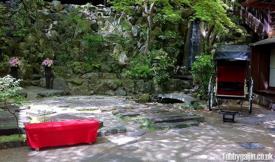 Hiking to Minoh waterfall